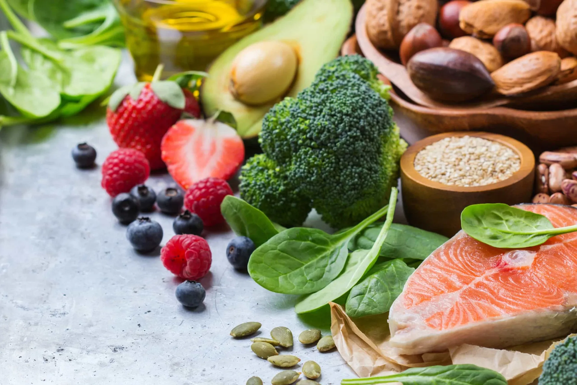 Prato colorido com alimentos saudáveis como frutas, vegetais e grãos.