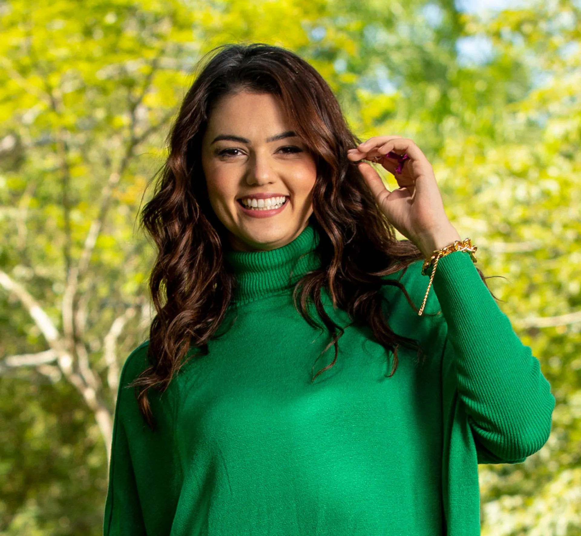 A ex-BBB Eslovênia Marques sorrindo.