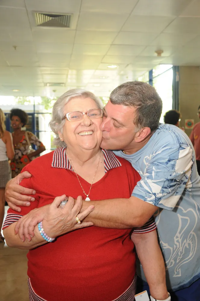 O diretor Jorge Fernando ao lado de sua mãe, a atriz Hilda Rebello, ambos sorrindo.