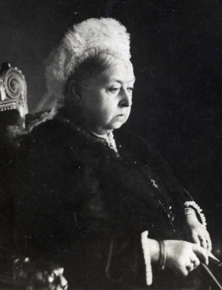 Rainha Victoria em seus últimos anos de vida, vestida de preto e com uma expressão de luto.