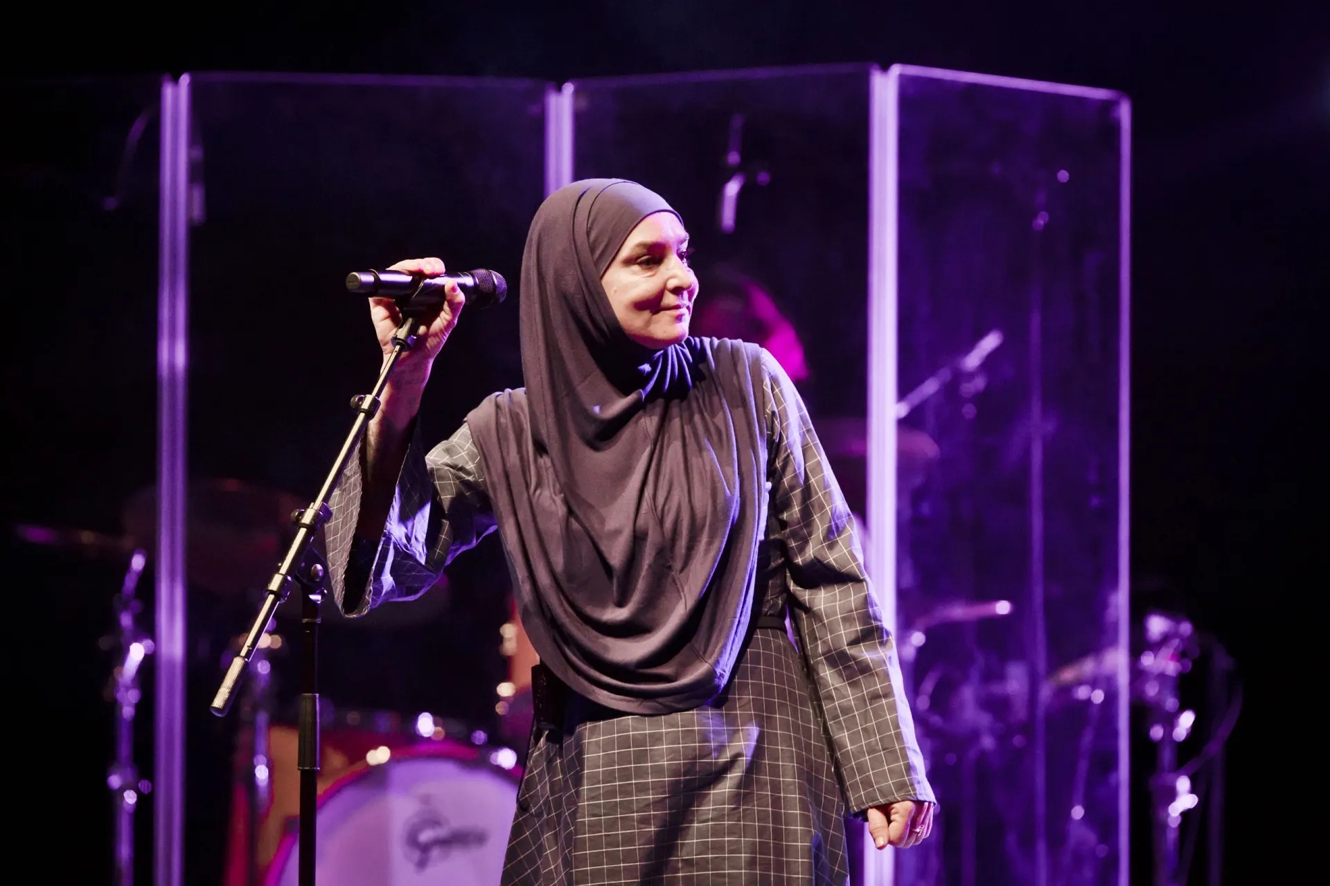 Sinéad O'Connor em um retrato mais recente, com um olhar que transmite profunda tristeza e resiliência.