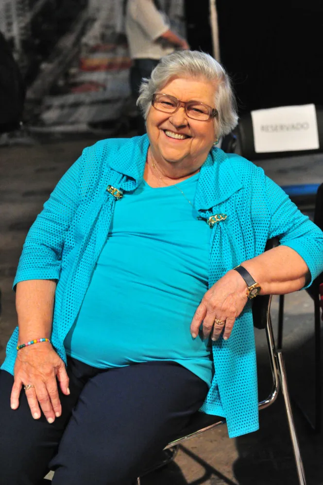 A atriz Hilda Rebello sorrindo, uma imagem que representa sua alegria de viver e atuar.