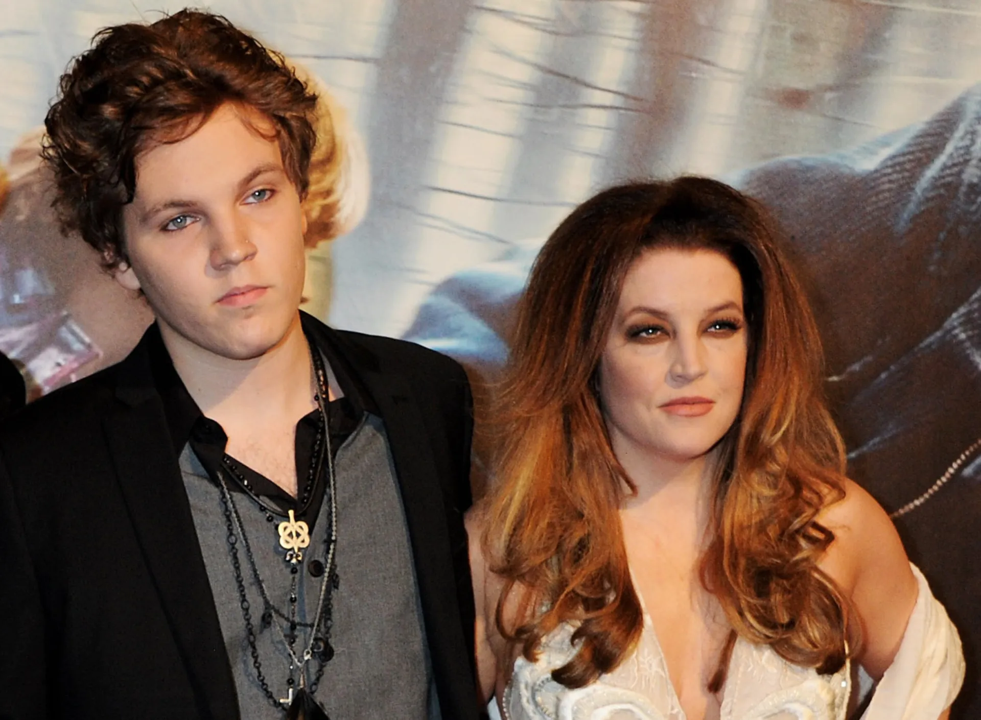 Lisa Marie Presley ao lado de seu filho, Benjamin Keough, em um momento carinhoso.