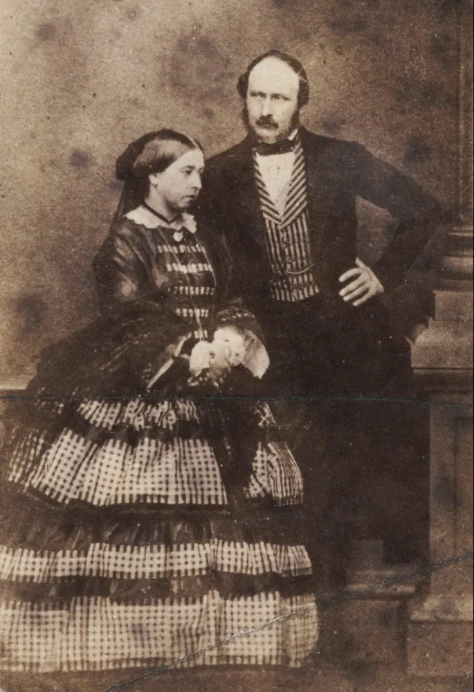 Retrato oficial da Rainha Victoria e do Príncipe Albert, posando juntos em trajes reais.