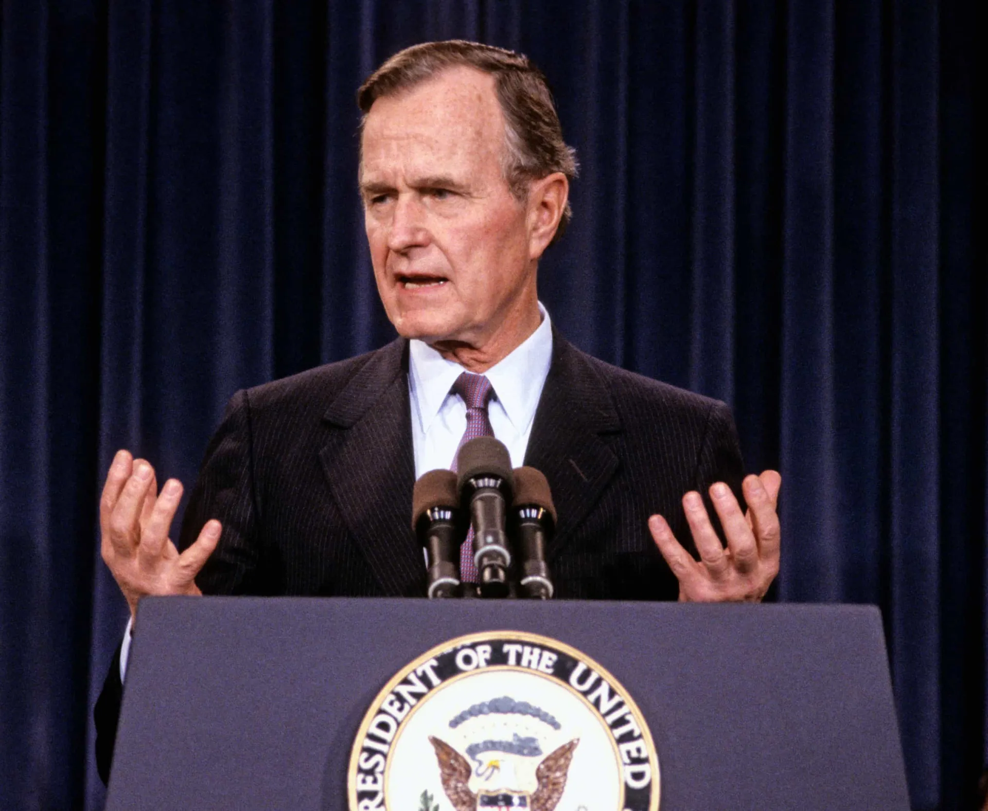 O ex-presidente George H.W. Bush em seus últimos anos, refletindo uma vida de serviço público.