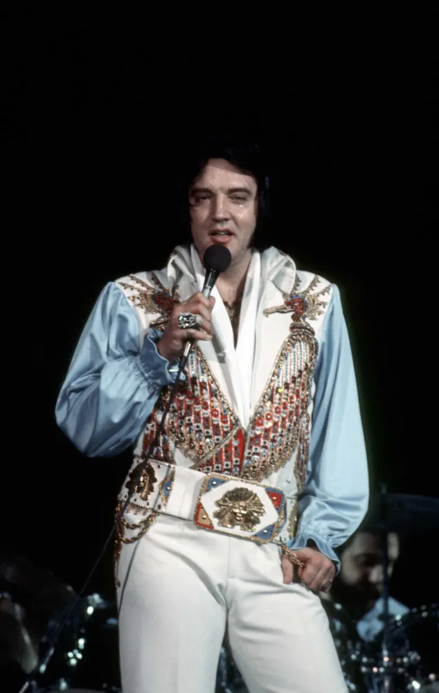 Elvis Presley no palco, em uma de suas performances icônicas dos anos 70.