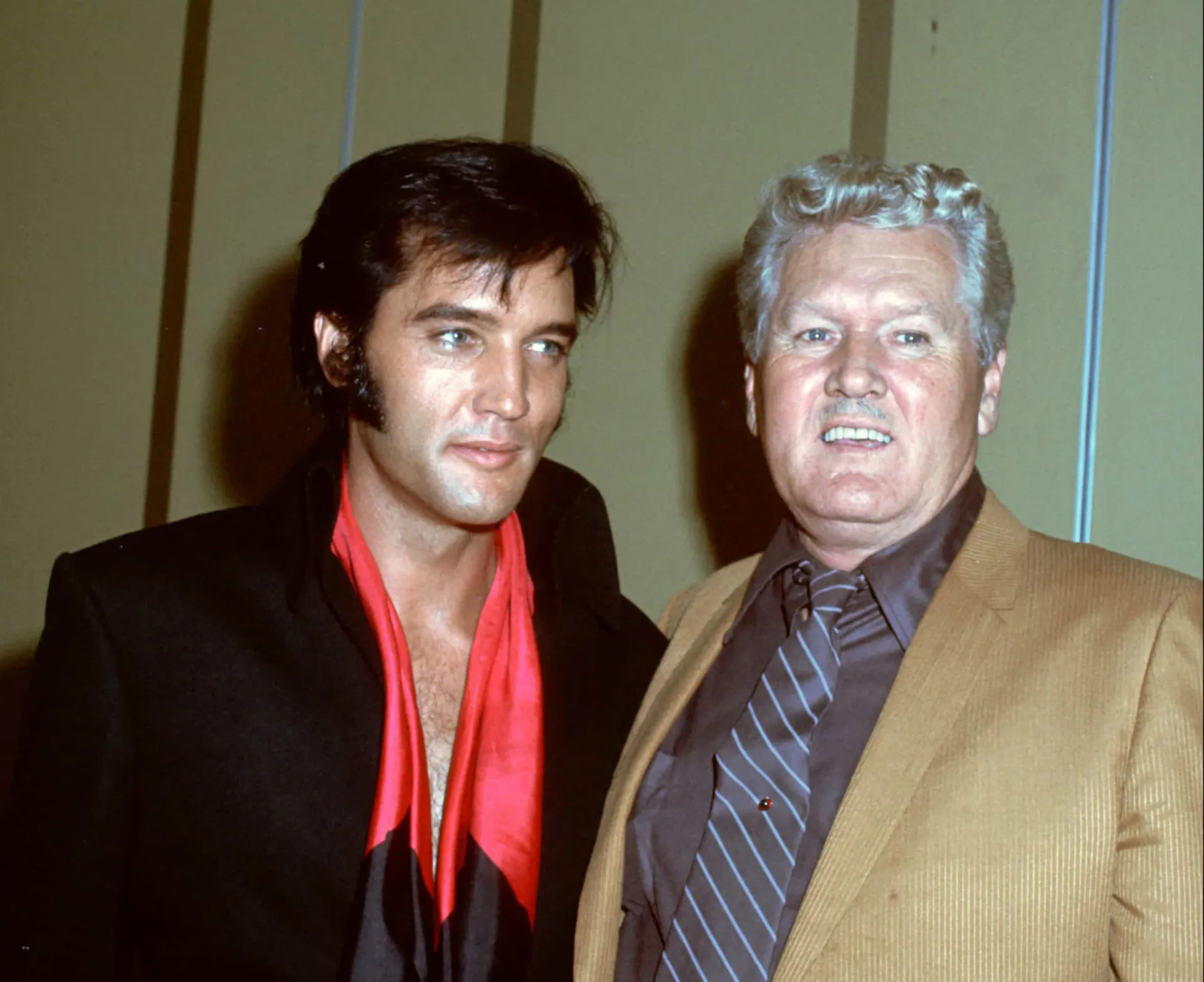 Vernon Presley e seu filho, Elvis Presley, juntos em um momento de cumplicidade.