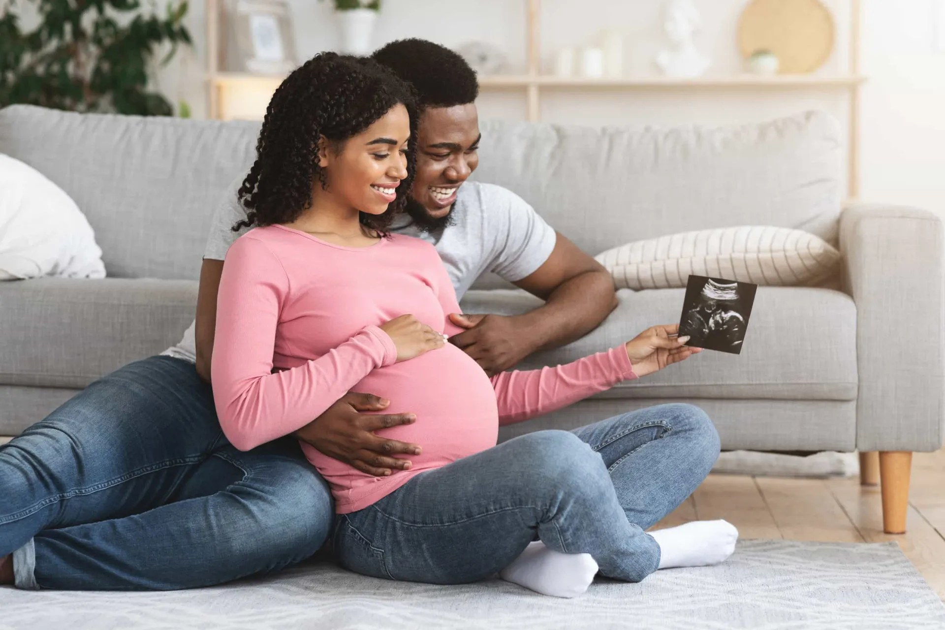 Mulher com expressão triste, representando a dor silenciosa da perda gestacional.