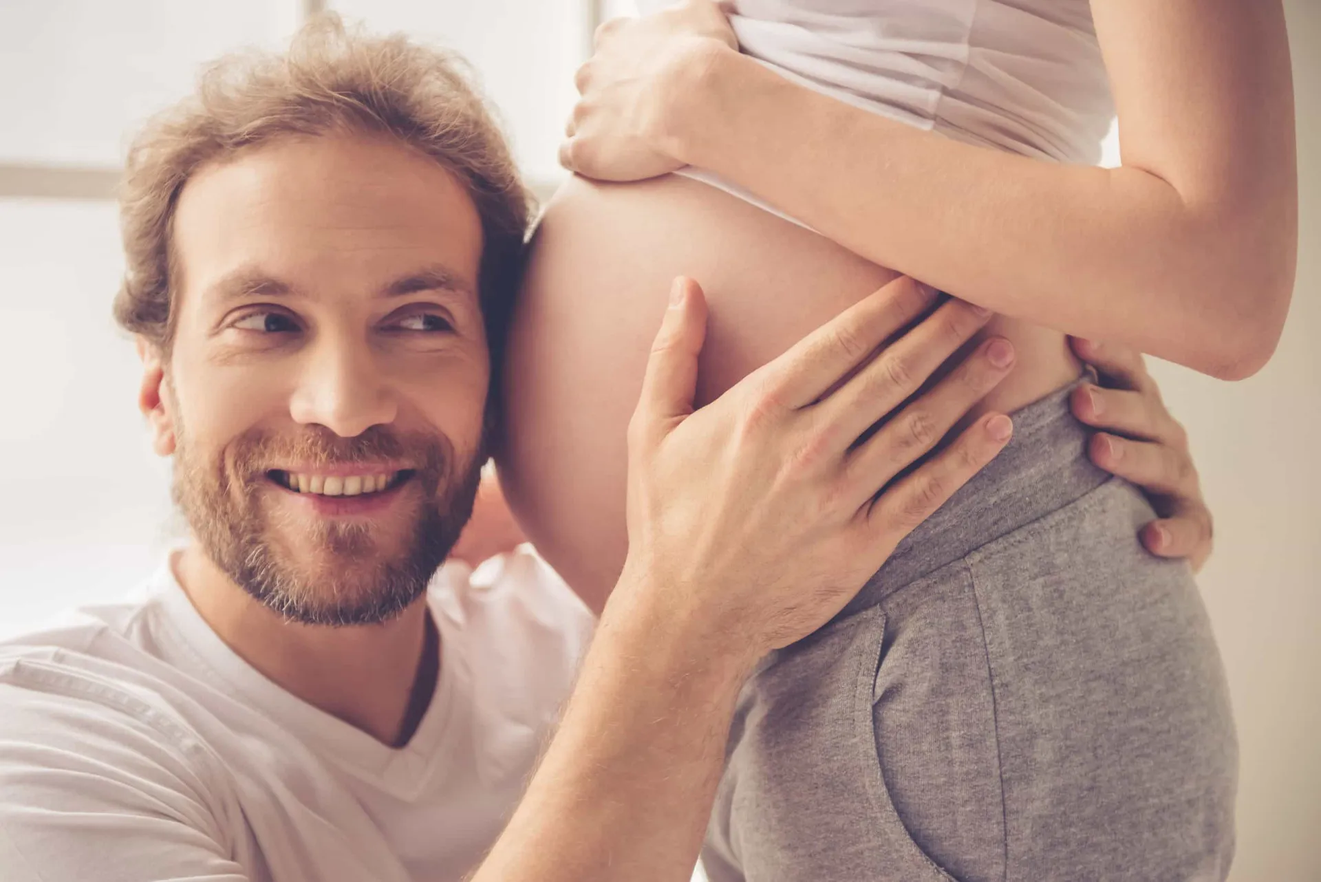 Casal na cama em um momento de intimidade e carinho.
