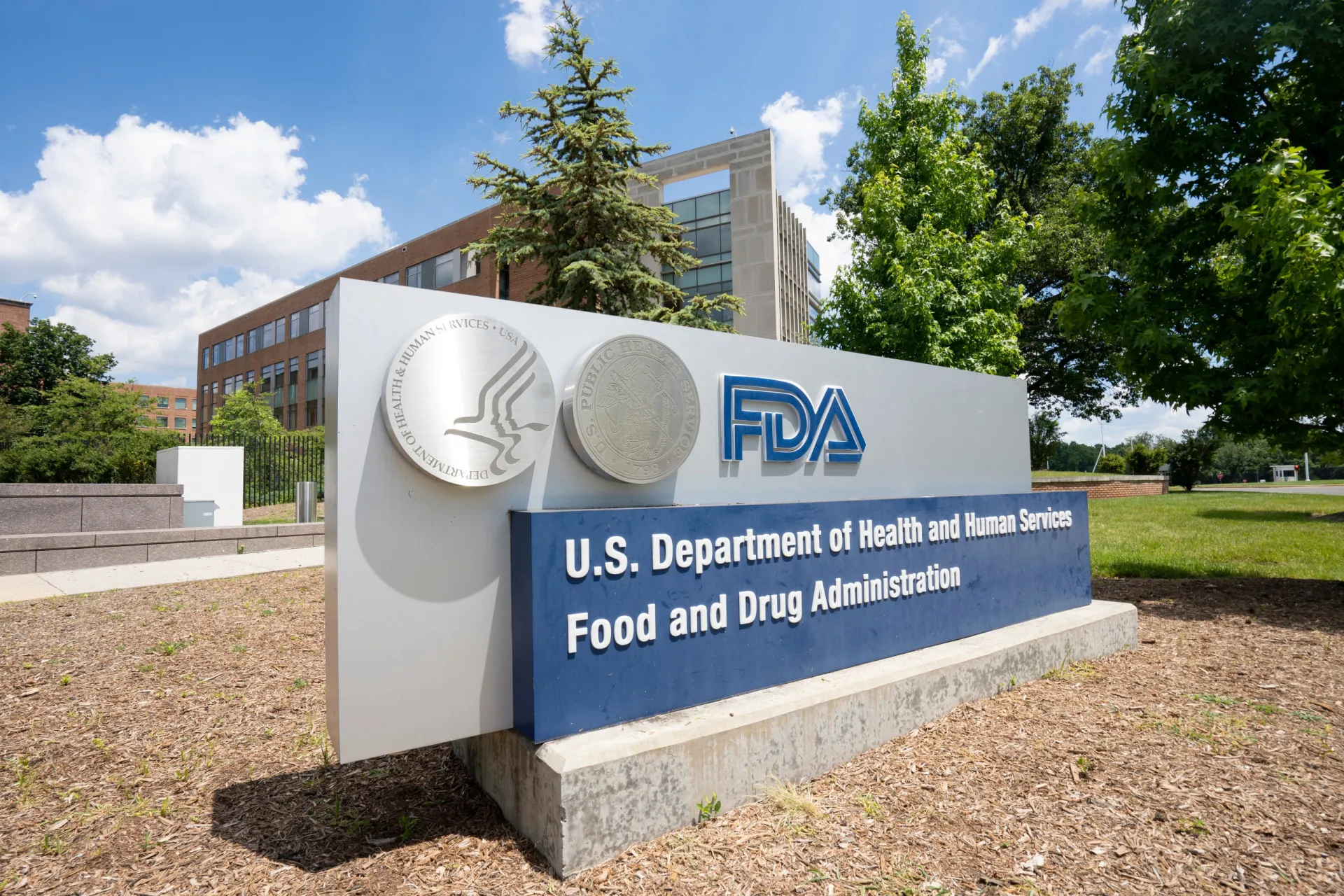 Selo de aprovação da FDA (Food and Drug Administration) em um fundo azul.
