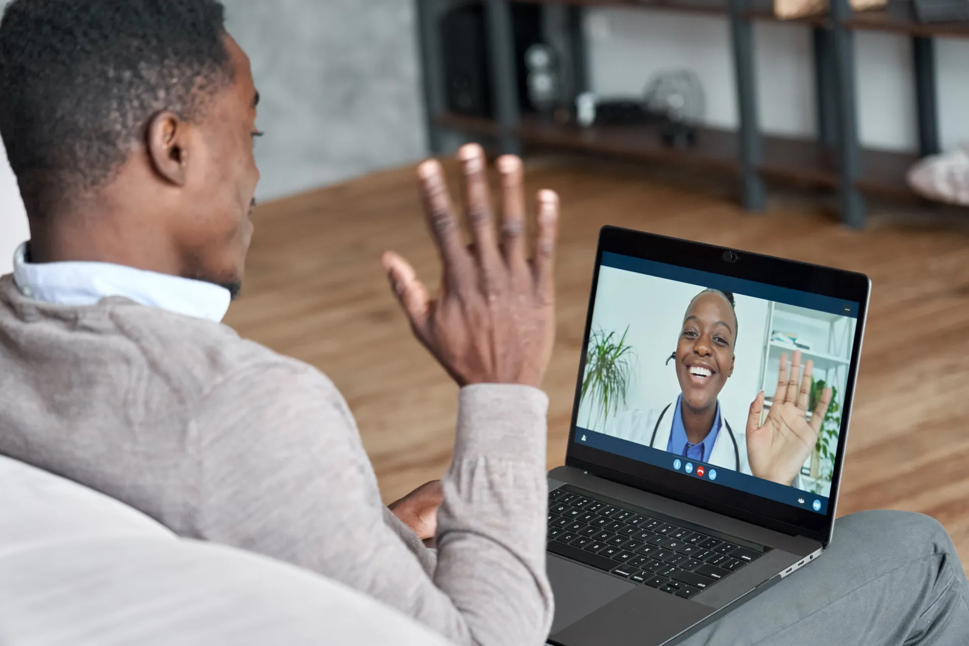 Pessoa em uma videochamada com um médico em seu laptop, representando a telemedicina.