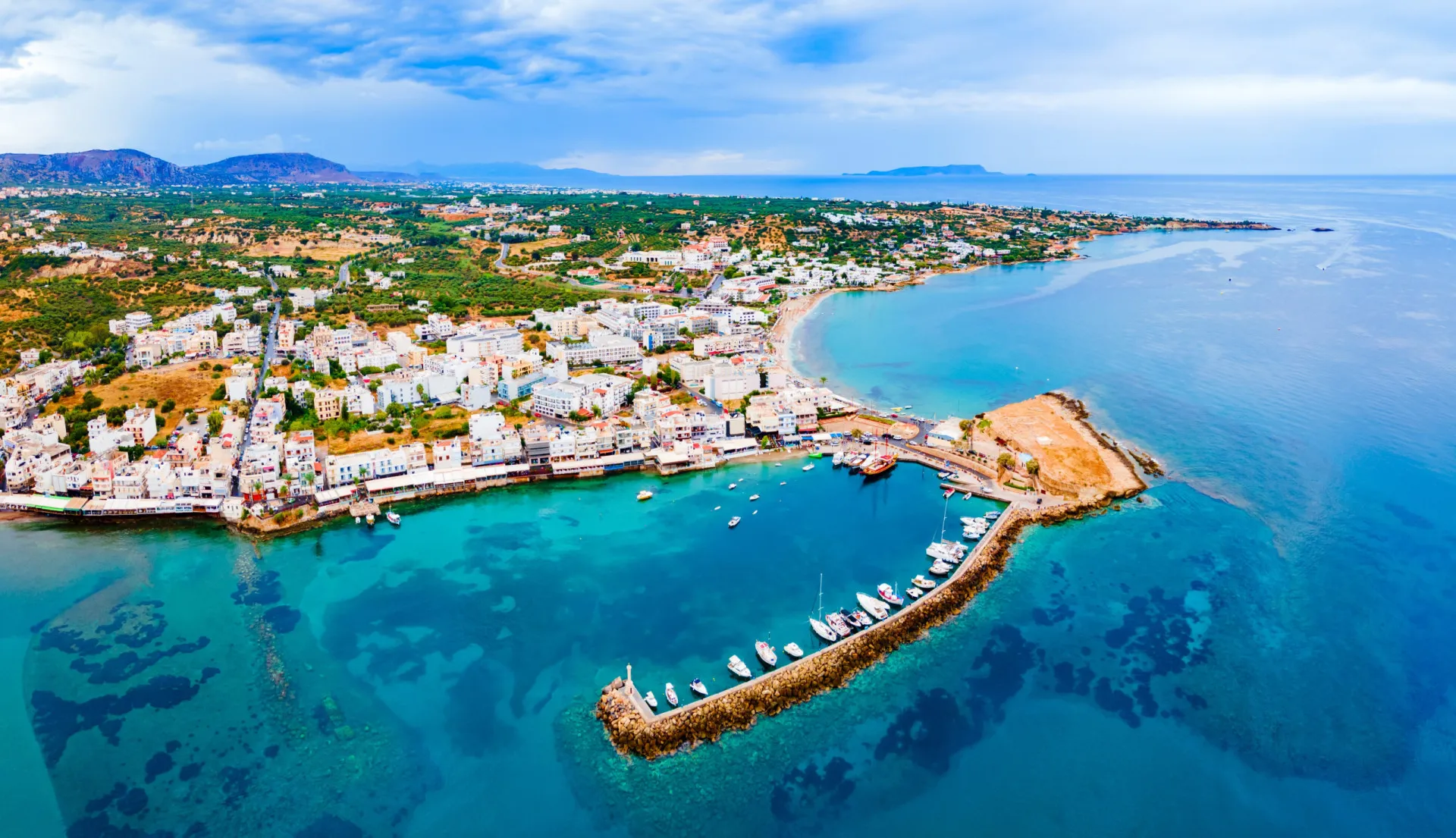 Ruínas antigas na ilha de Creta, Grécia, com o mar ao fundo.