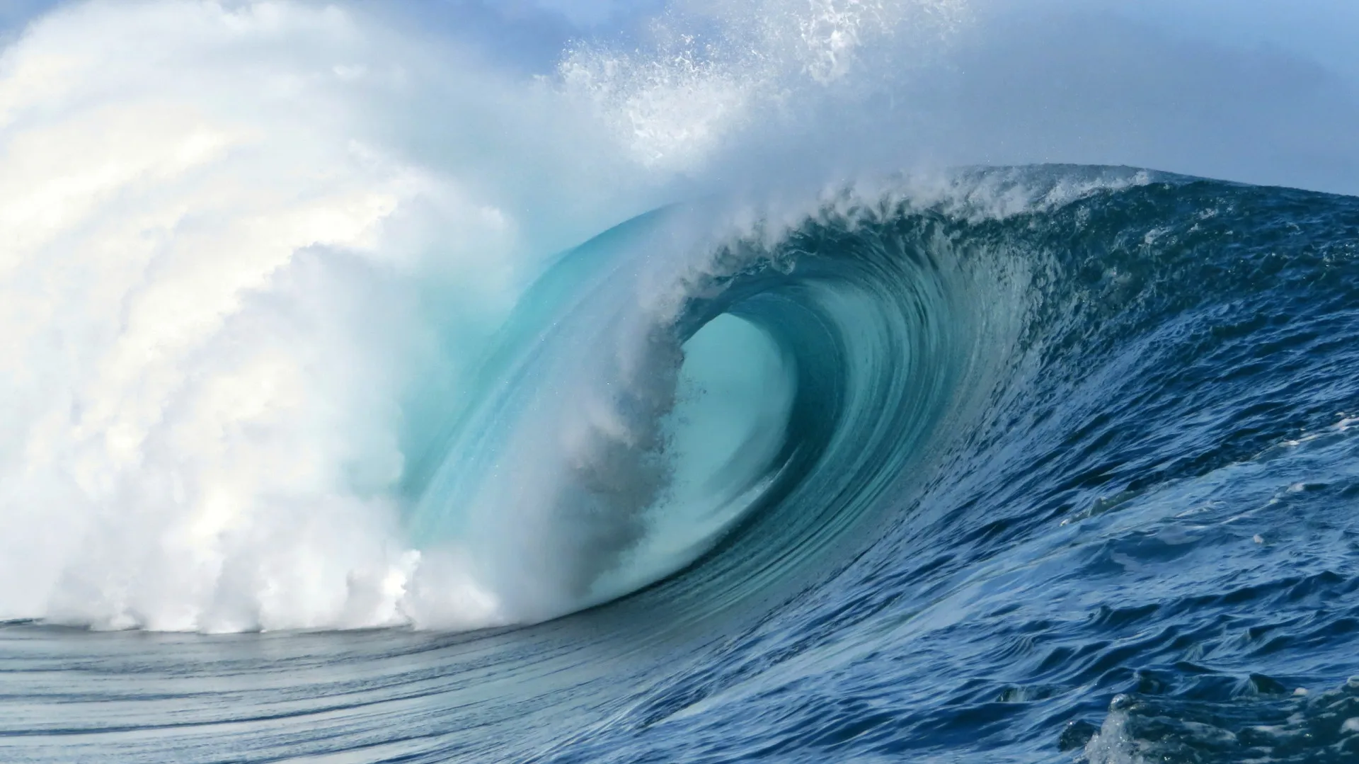Relógio em uma praia com ondas ao fundo, simbolizando o tempo limitado para evacuação.