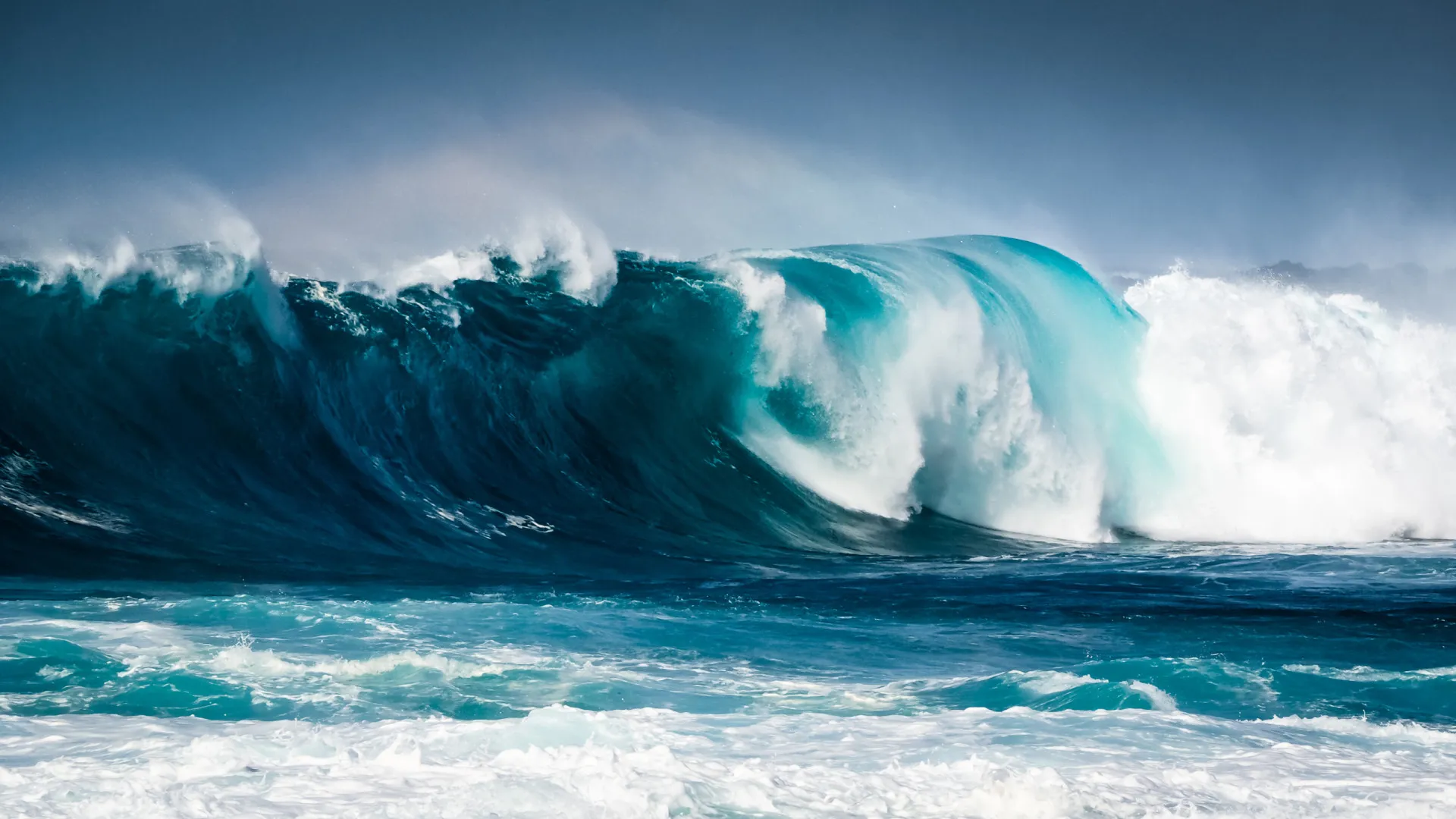 Fundo do oceano exposto após o recuo repentino do mar, com barcos encalhados na areia.