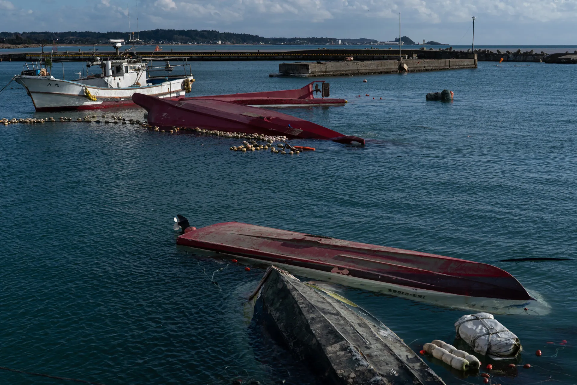 Navio de grande porte encalhado em meio a edifícios destruídos no Japão após o tsunami de 2011.