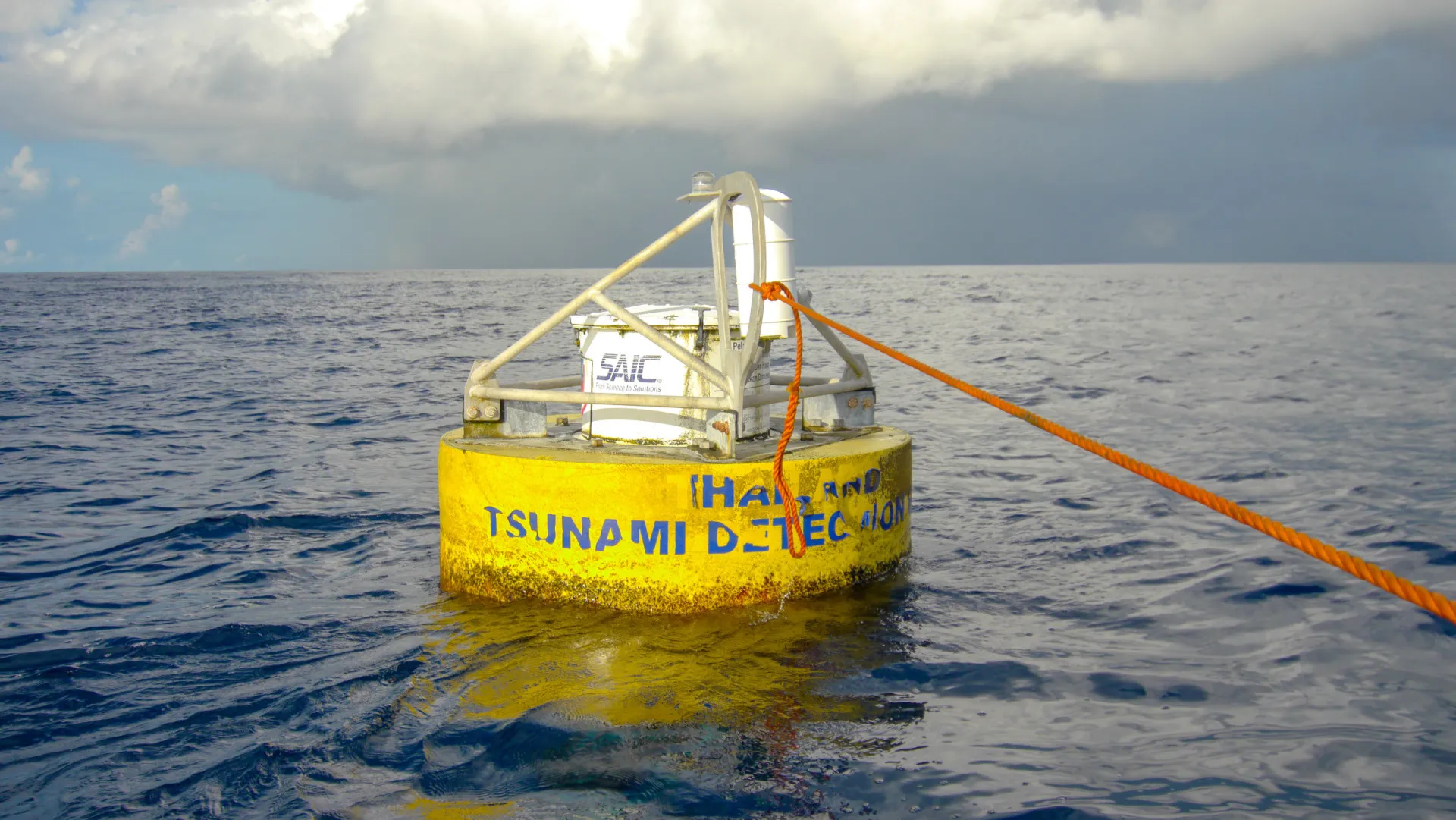 Boia de alerta de tsunami flutuando no oceano, equipada com sensores.