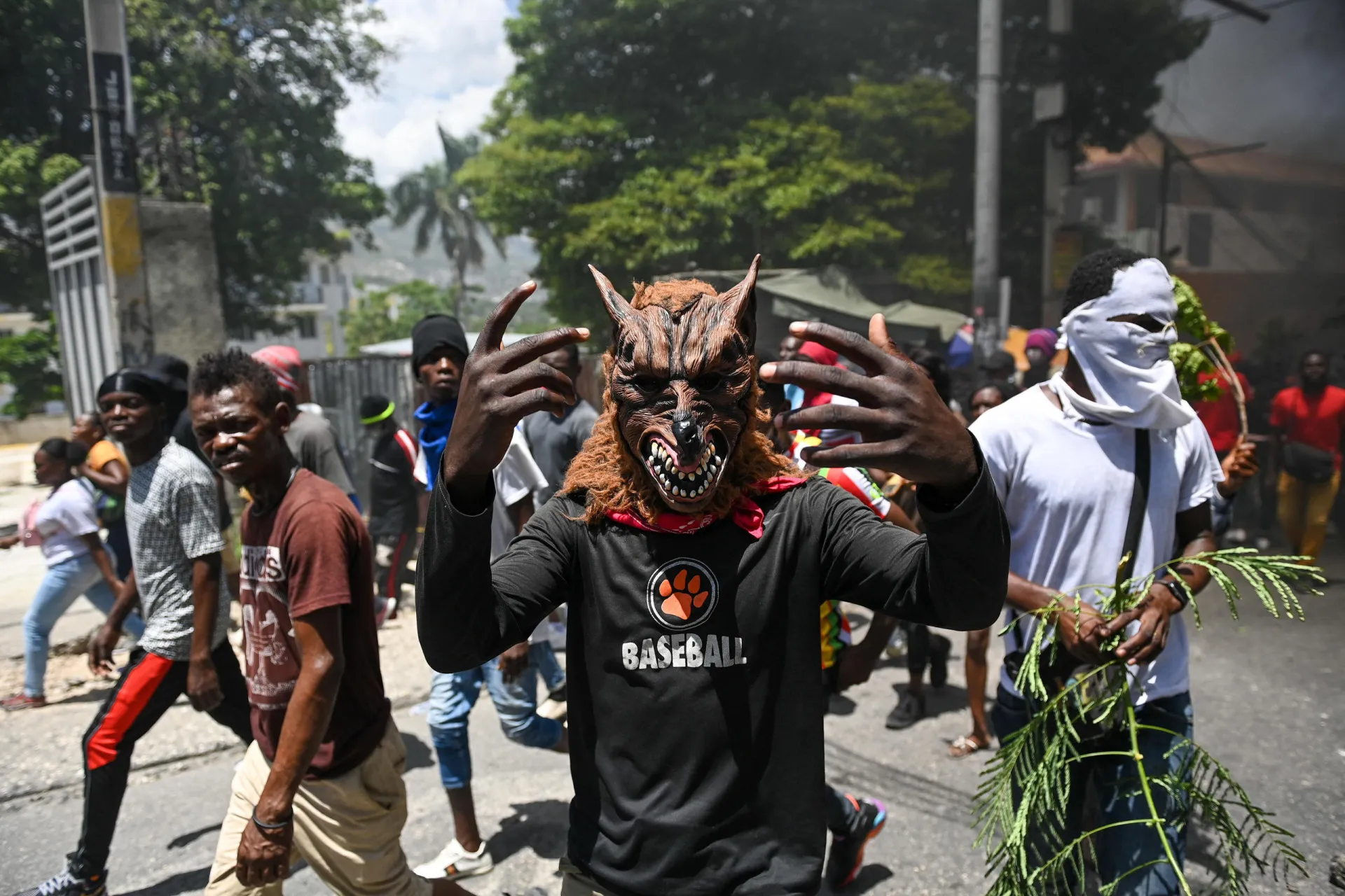 Rua destruída em Porto Príncipe, Haiti, após um desastre natural.