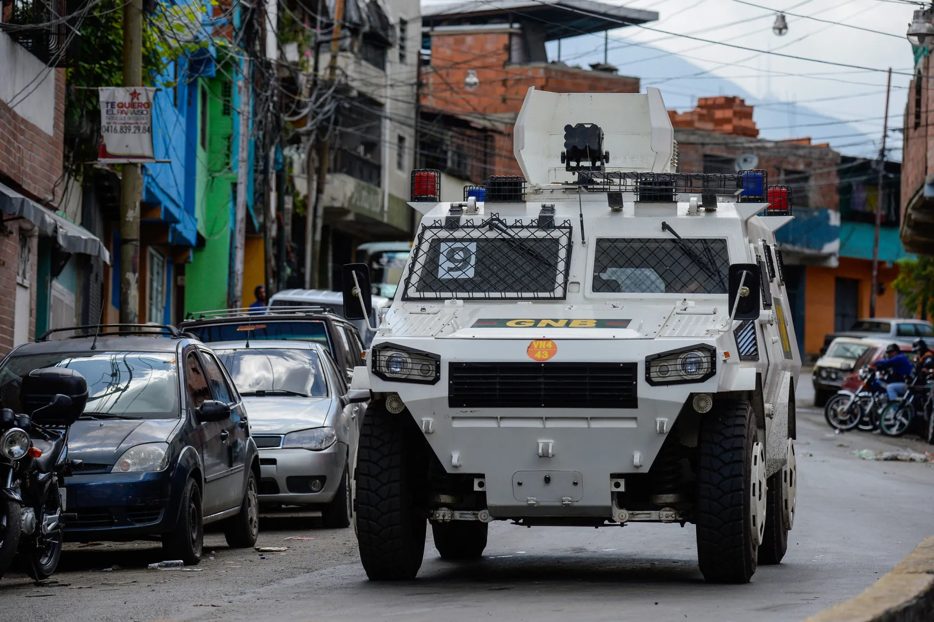 Policiais venezuelanos em operação em uma área urbana.