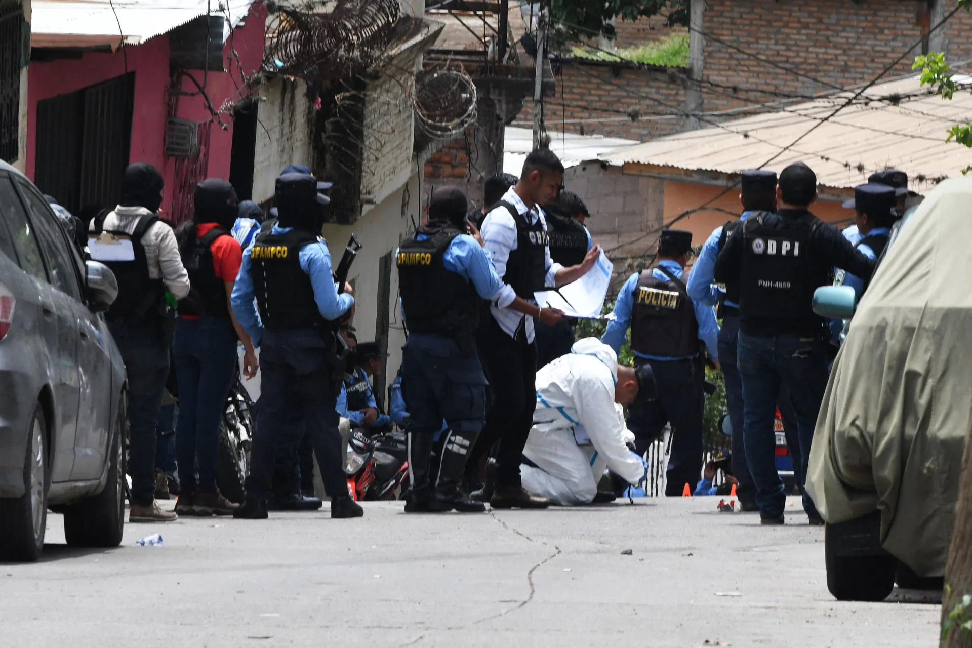Rua em uma cidade de Honduras com pessoas caminhando.