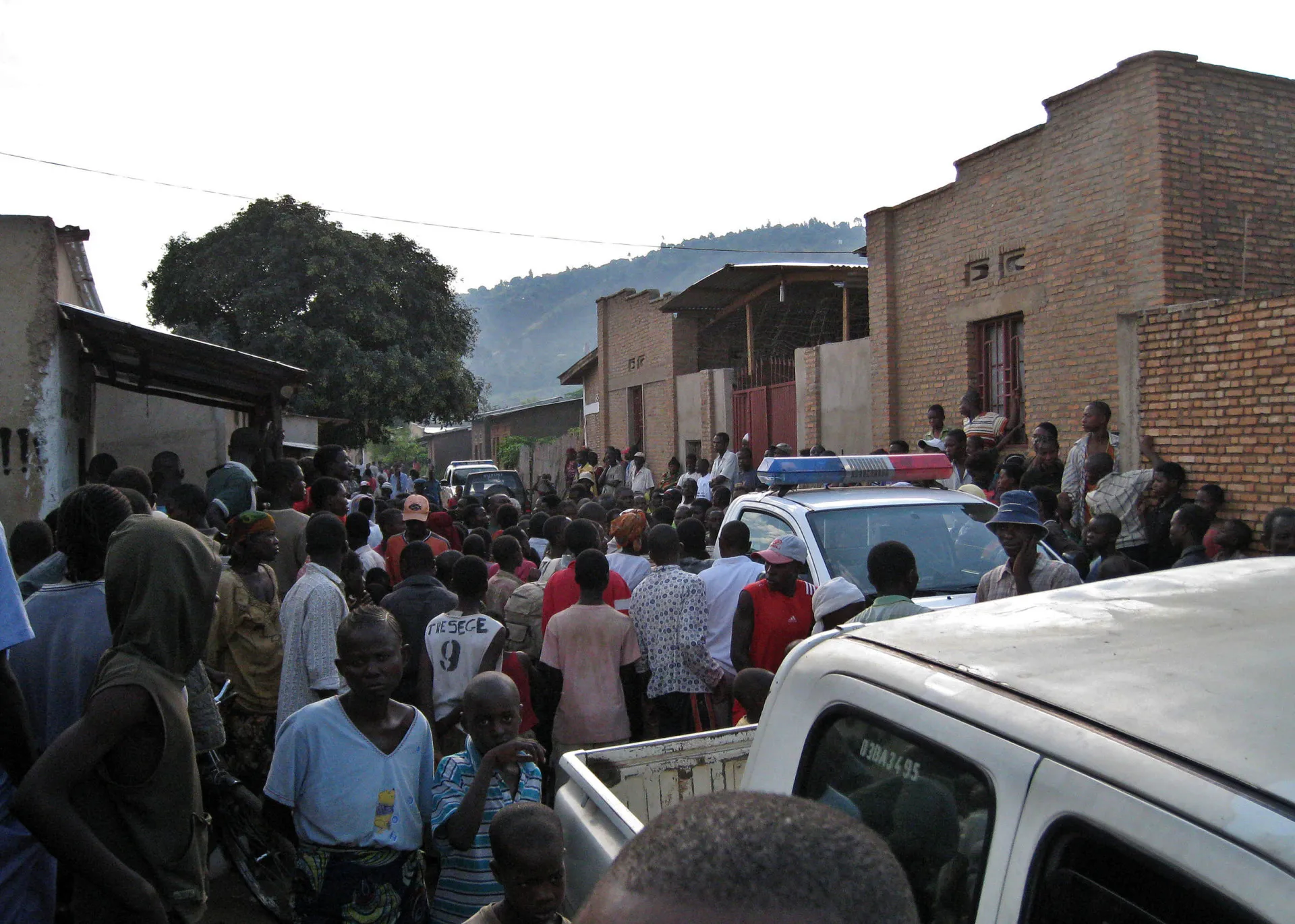 Pessoas trabalhando em campos de chá em Burundi.