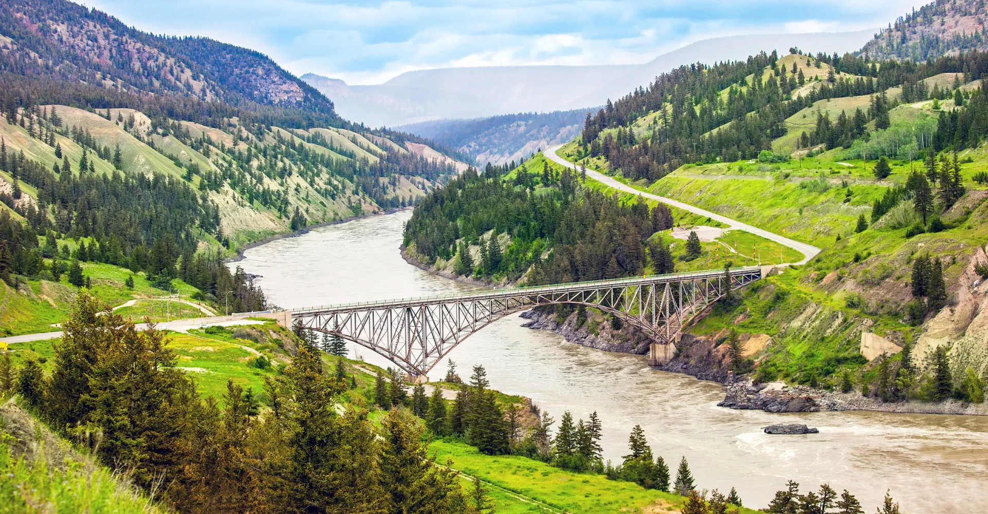 O imponente Rio Fraser no Canadá, com suas margens largas e correnteza forte.