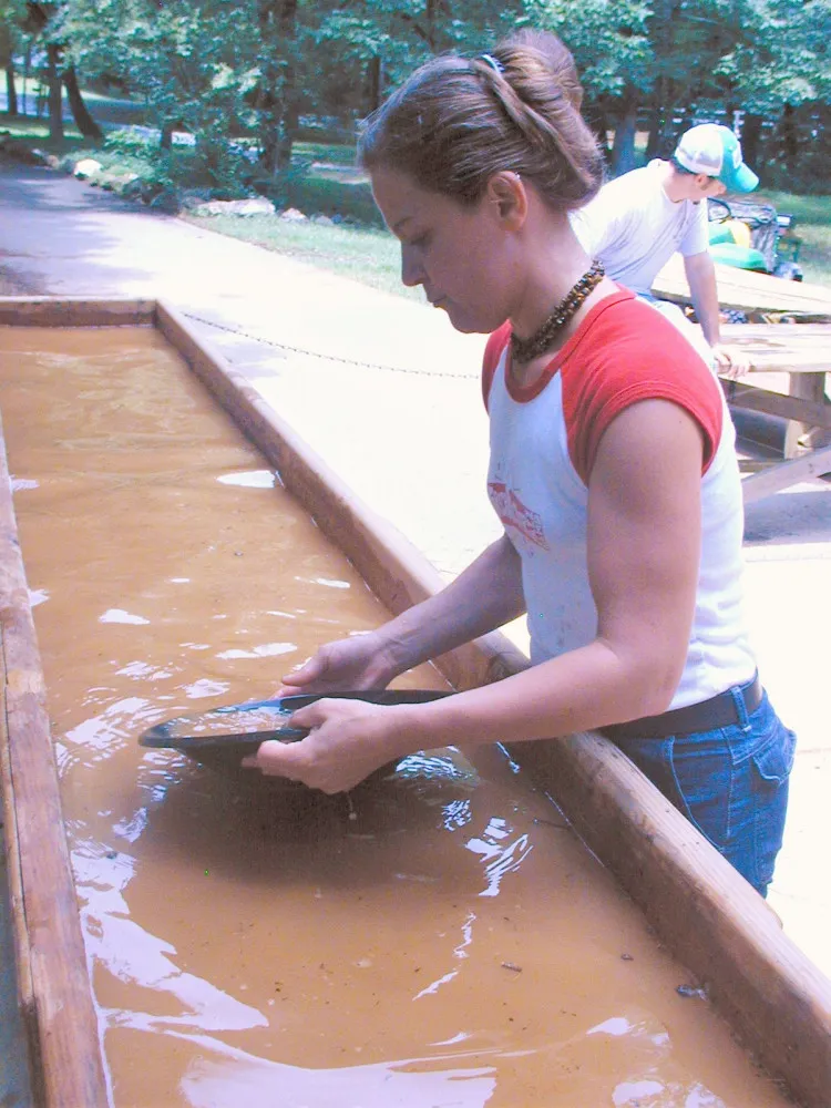 Réplica de uma pepita de ouro gigante, semelhante à encontrada por Conrad Reed.