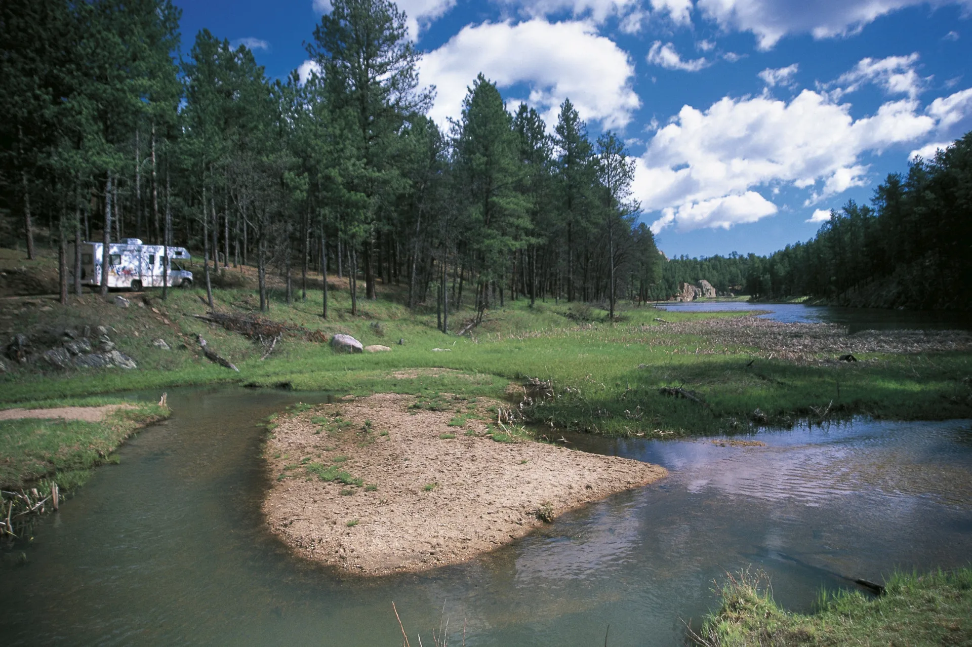 Vista panorâmica da Floresta de Black Hills na Dakota do Sul, com suas colinas escuras e arborizadas.