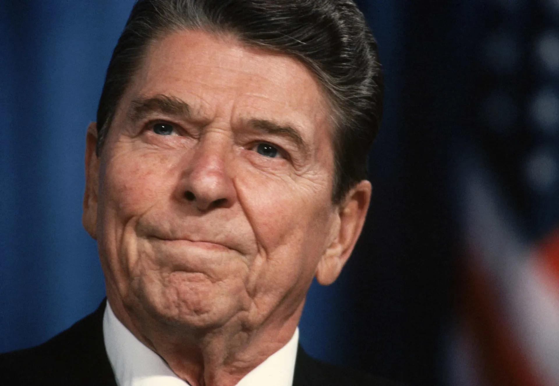 Retrato oficial do ex-presidente dos EUA, Ronald Reagan, sorrindo.