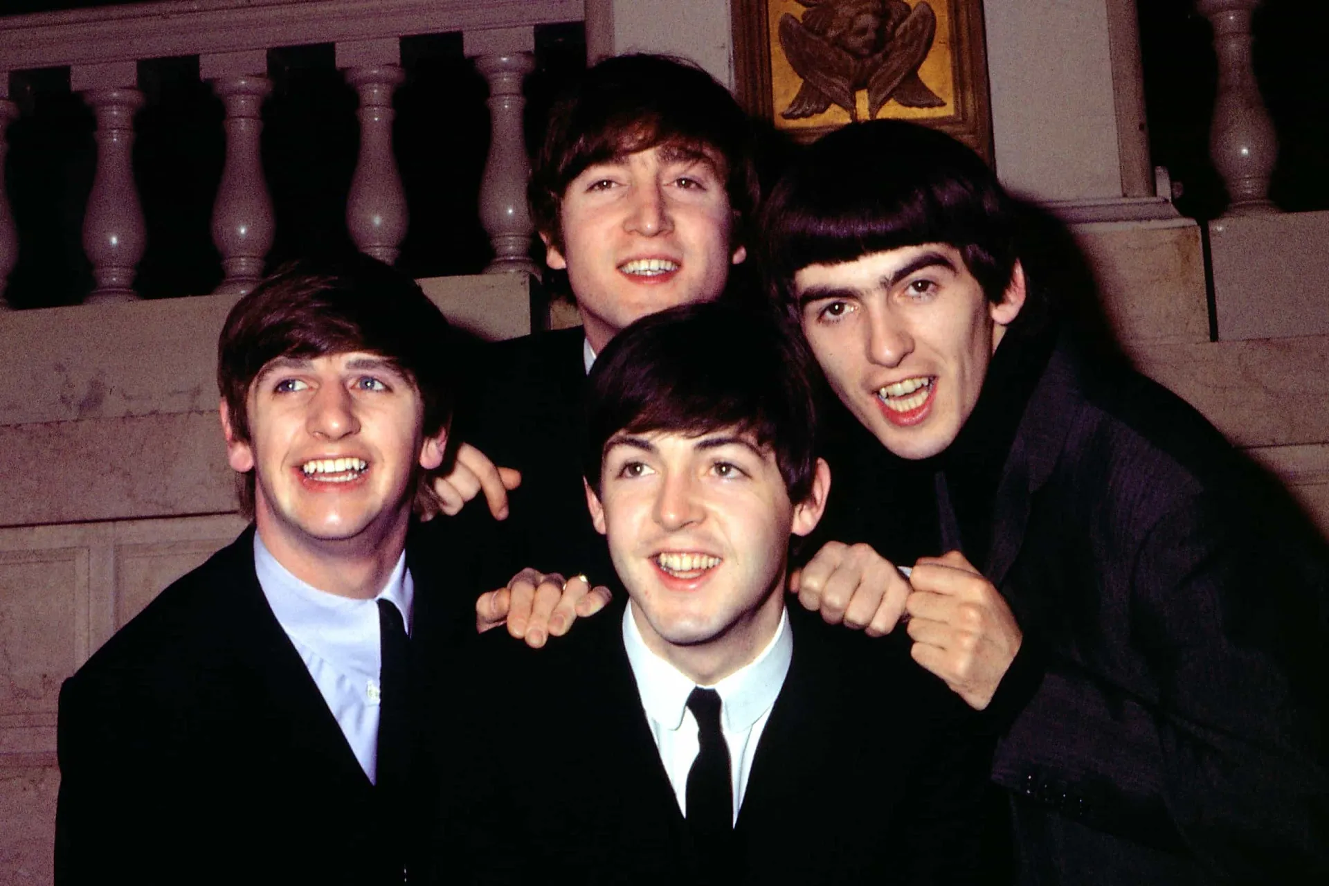 Montagem de logotipos famosos, como o dos Beatles e da Procter & Gamble, que já foram acusados de satanismo.