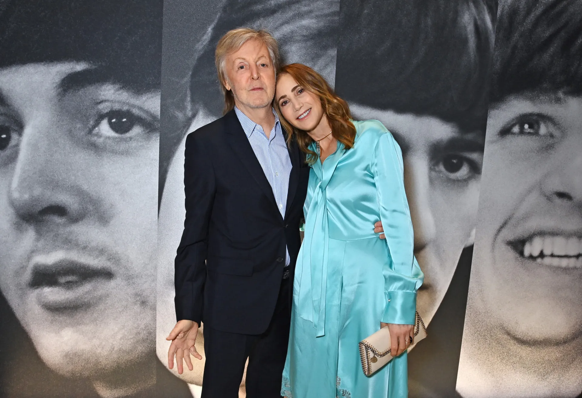 Paul McCartney e sua esposa Nancy Shevell sorrindo em um evento de gala.