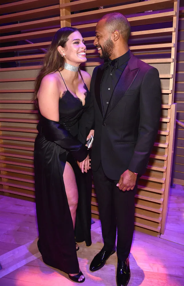 Ashley Graham e Justin Ervin em um momento romântico, se abraçando.