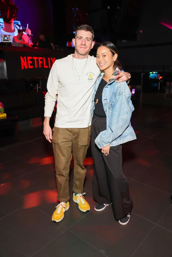 Bryan Greenberg e Jamie Chung em um momento descontraído, sorrindo um para o outro.