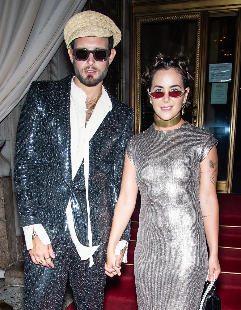 O ator Nico Tortorella e sue parceire Bethany Meyers, que têm uma relação poliamorosa.
