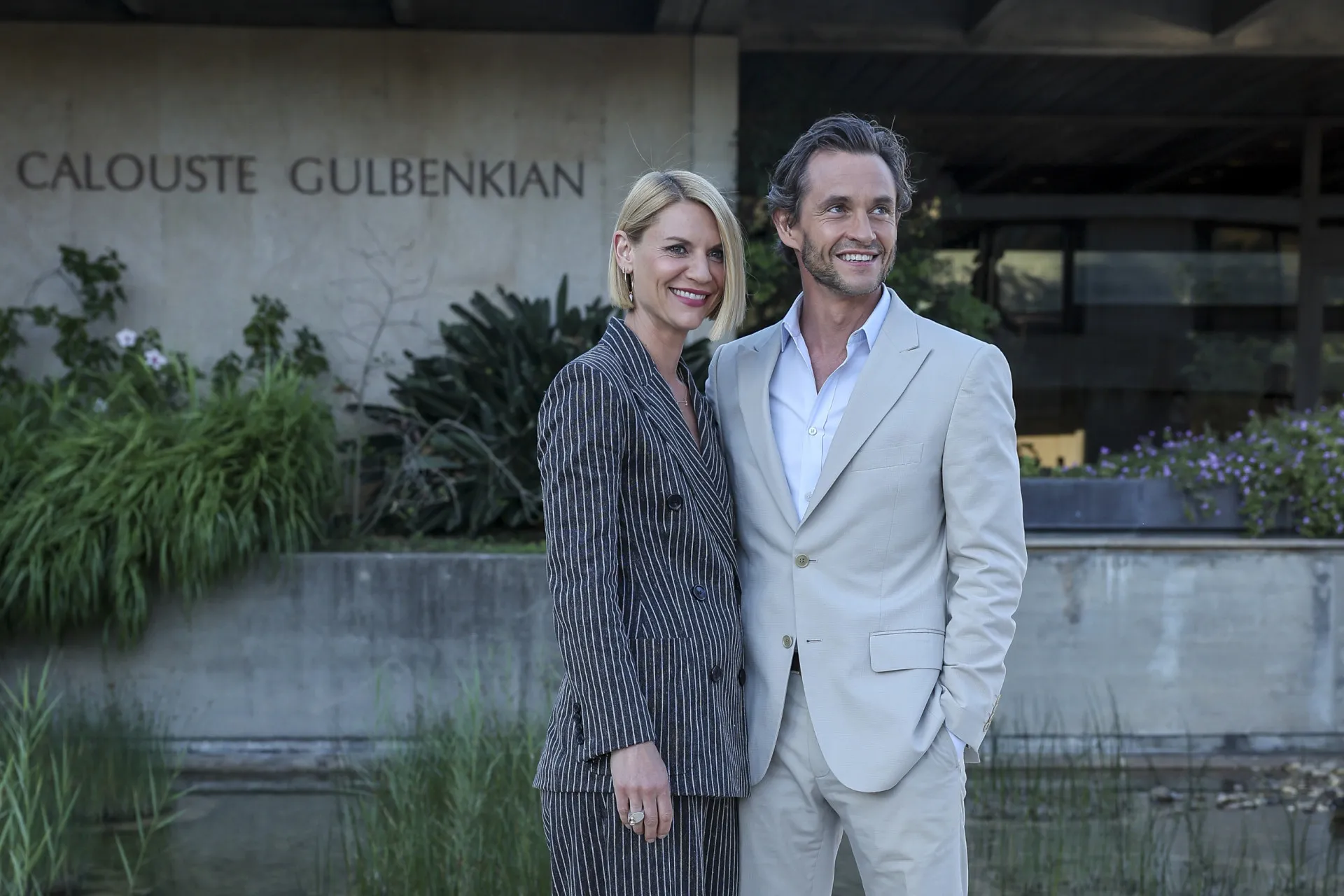 Claire Danes e Hugh Dancy sorrindo, mostrando a forte conexão entre eles.
