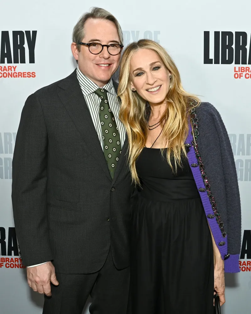 Sarah Jessica Parker e Matthew Broderick posando juntos, sorridentes.