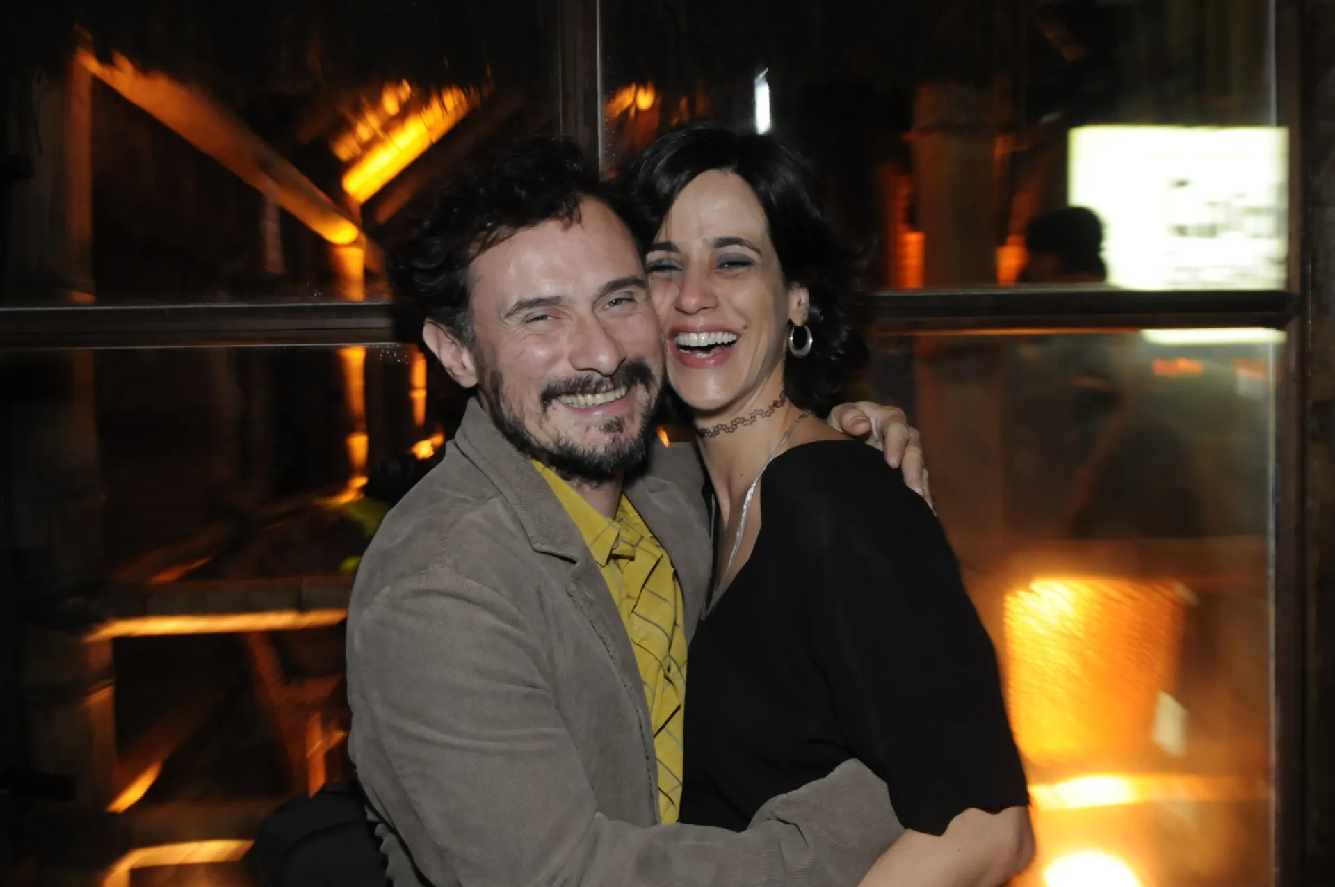 Os atores Enrique Diaz e Mariana Lima posando juntos, sorrindo.