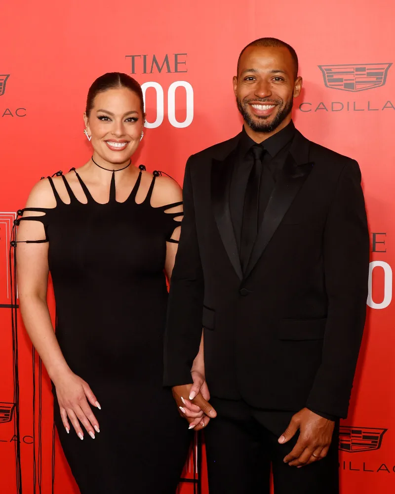 A modelo Ashley Graham e seu marido, o fotógrafo Justin Ervin, sorrindo para a câmera.