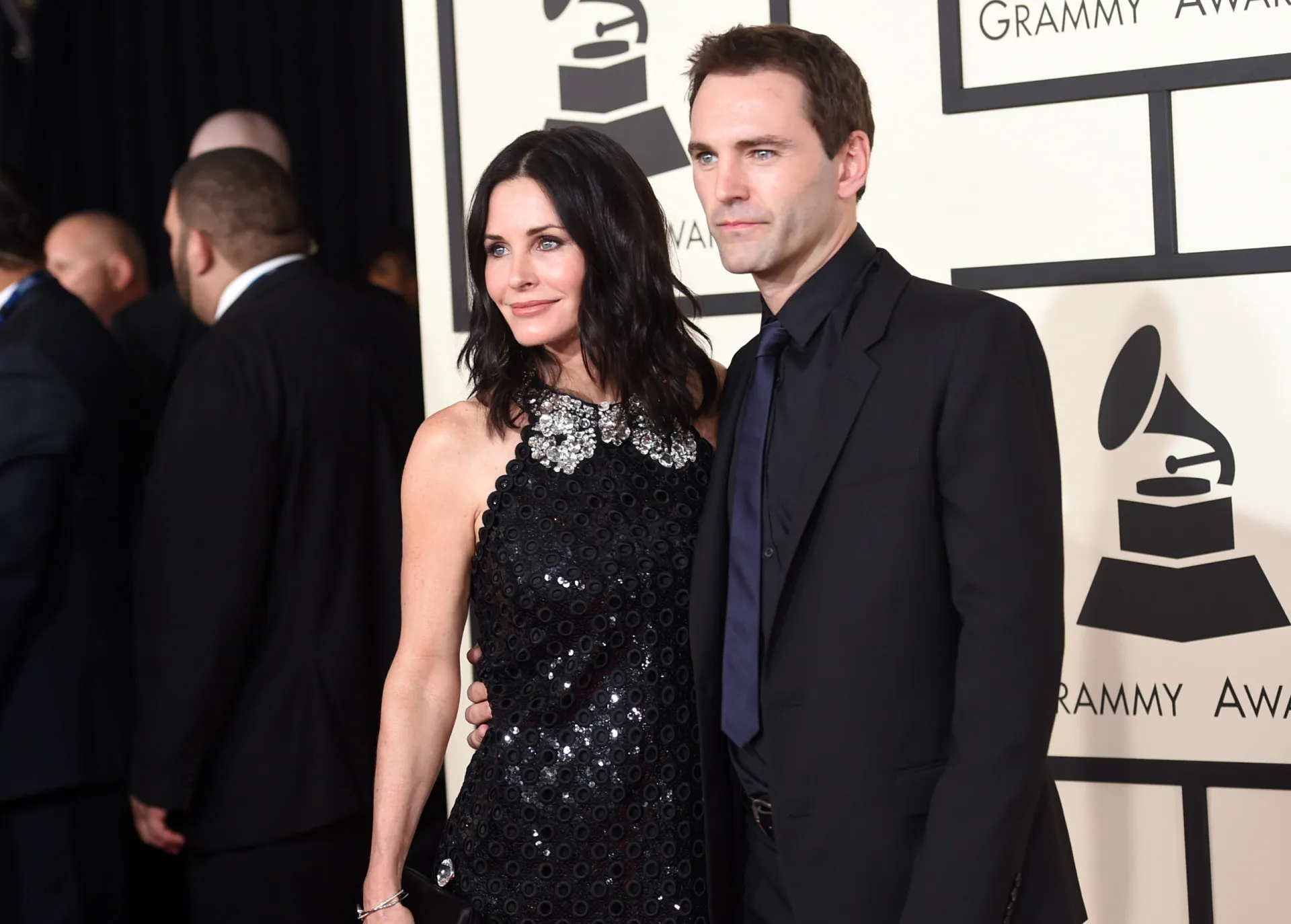 Courteney Cox e Johnny McDaid sorrindo, mostrando a cumplicidade do casal.