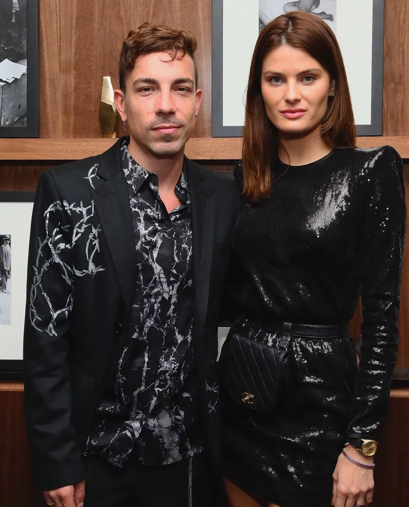 A modelo Isabeli Fontana e o cantor Di Ferrero posando juntos, muito estilosos.