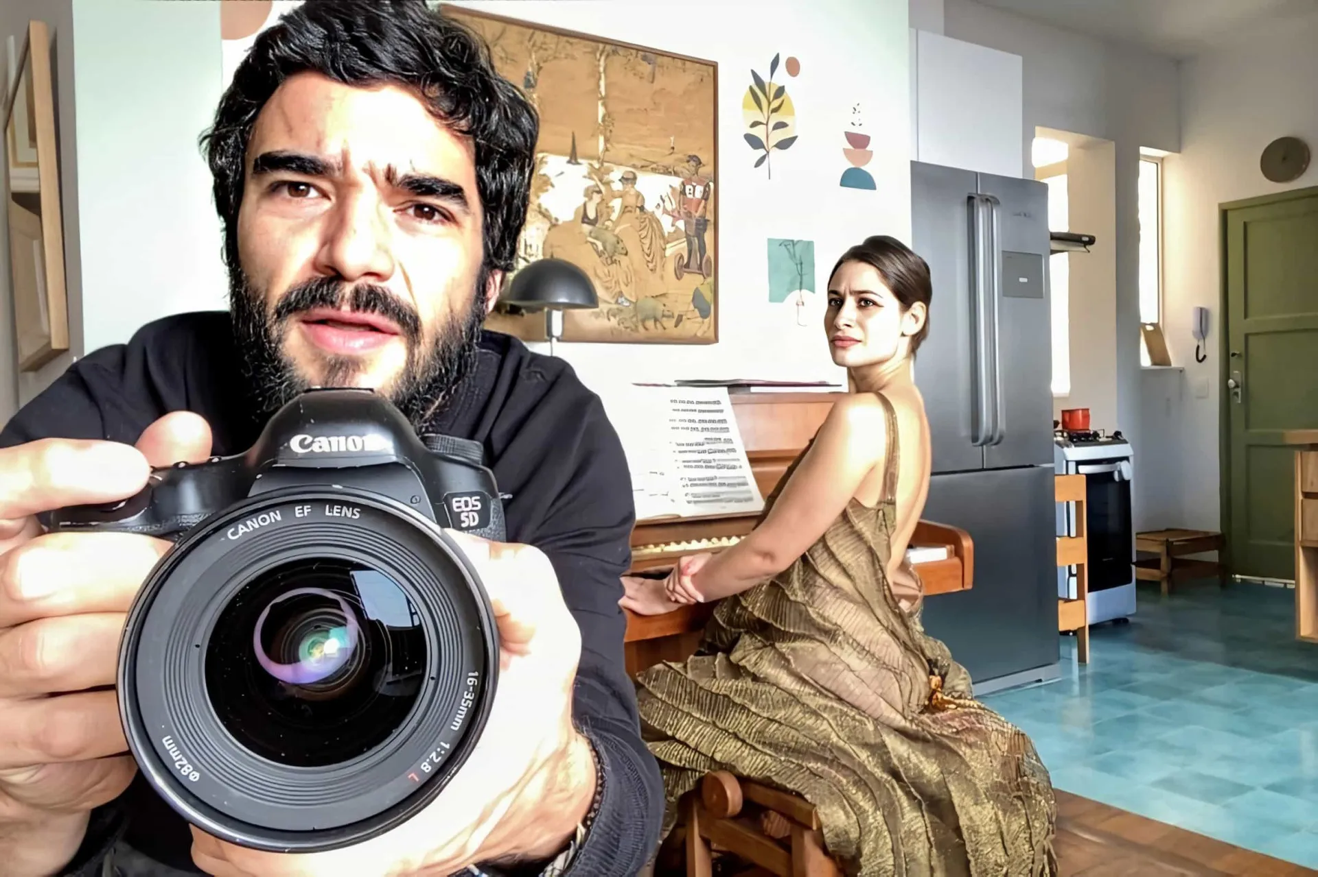 Os atores Caio Blat e Luísa Arraes em uma cena, olhando intensamente um para o outro.