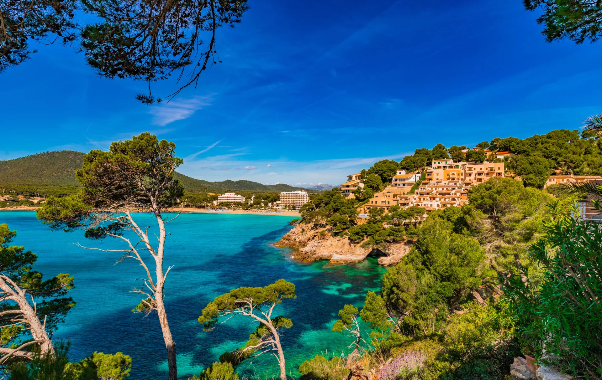 Paisagem costeira das Ilhas Baleares, na Espanha, com um céu dramático de outono.