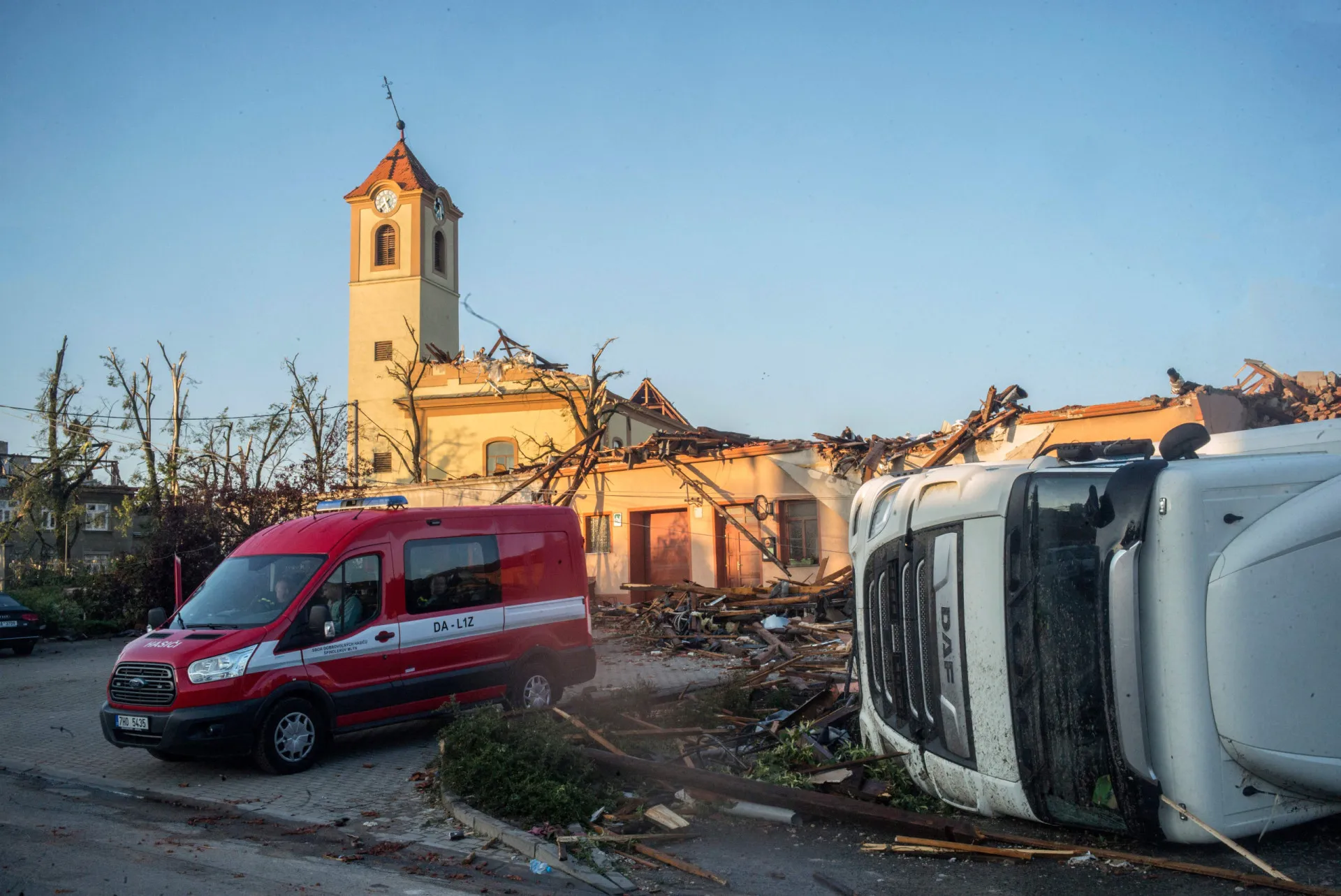 Casas destruídas e escombros após a passagem de um tornado na República Tcheca.