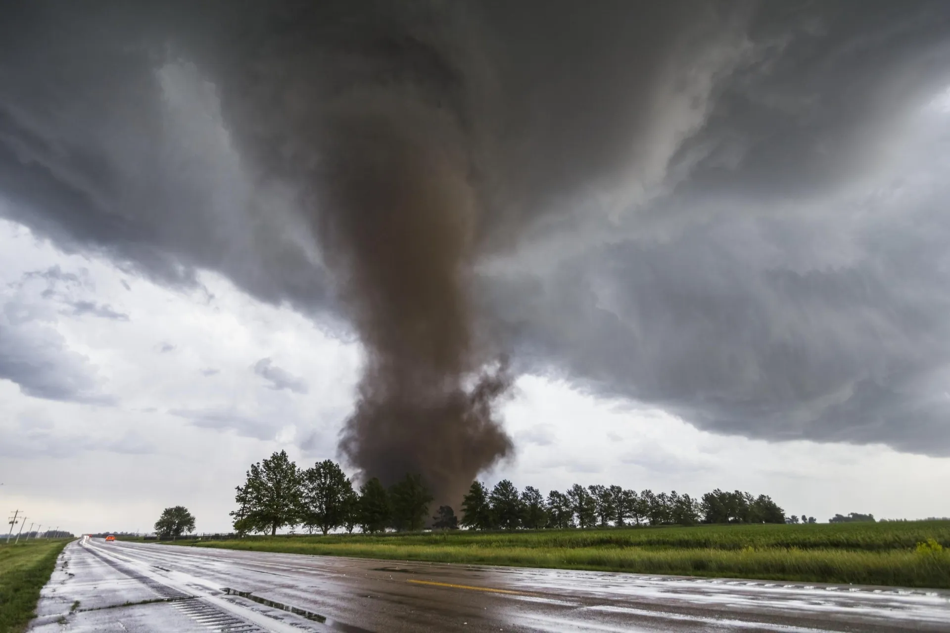 Imagem dividida mostrando uma paisagem rural europeia e o famoso 'Tornado Alley' nos EUA.