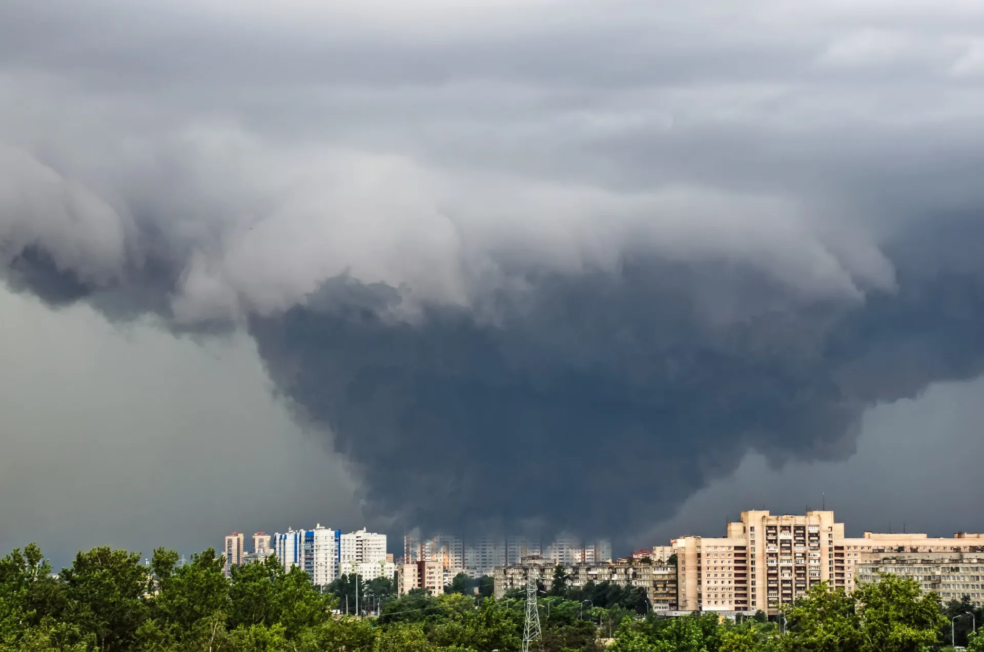 Uma enorme nuvem de tempestade do tipo supercélula dominando o céu, com sua característica rotação visível.