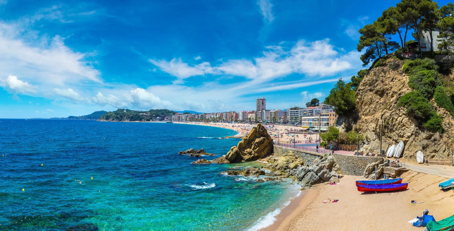 Vista da costa da Catalunha com nuvens de tempestade se formando no horizonte sobre o Mar Mediterrâneo.