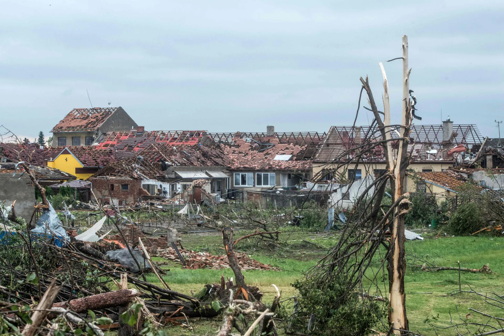 Uma pessoa olhando para os destroços de sua casa após o tornado na região da Morávia do Sul, na República Tcheca.