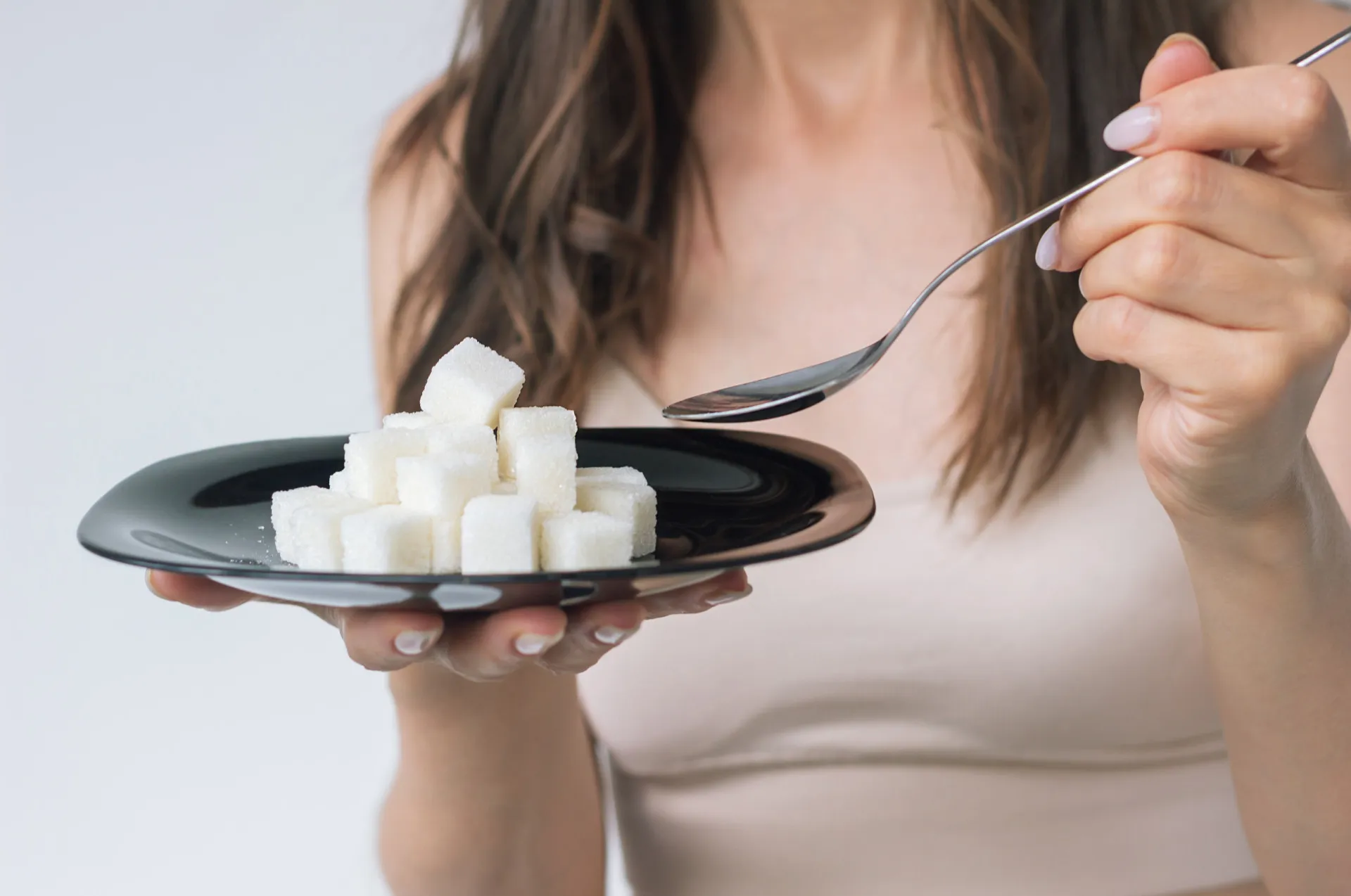 Vários doces e alimentos processados como donuts, balas e batatas fritas, representando uma dieta não saudável.