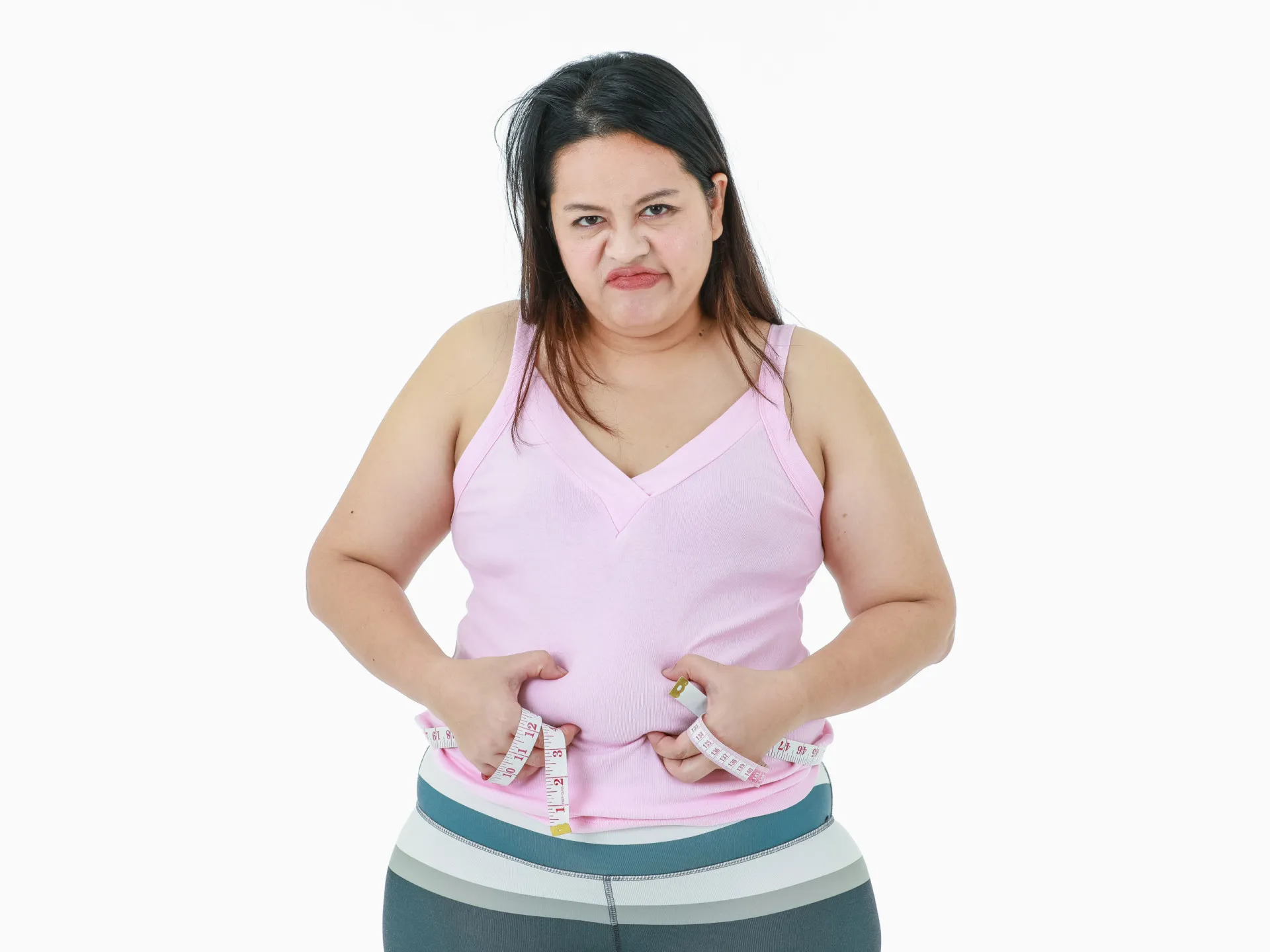 Mulher pensativa olhando para uma balança, simbolizando a complexidade do ganho de peso.