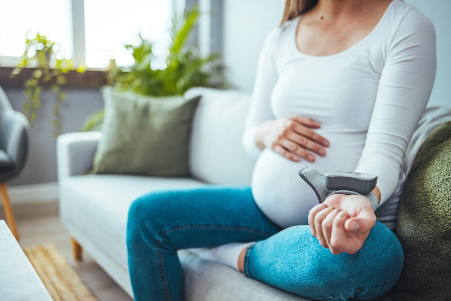 Mãos de diferentes pessoas se unindo para formar um círculo, simbolizando apoio e comunidade.