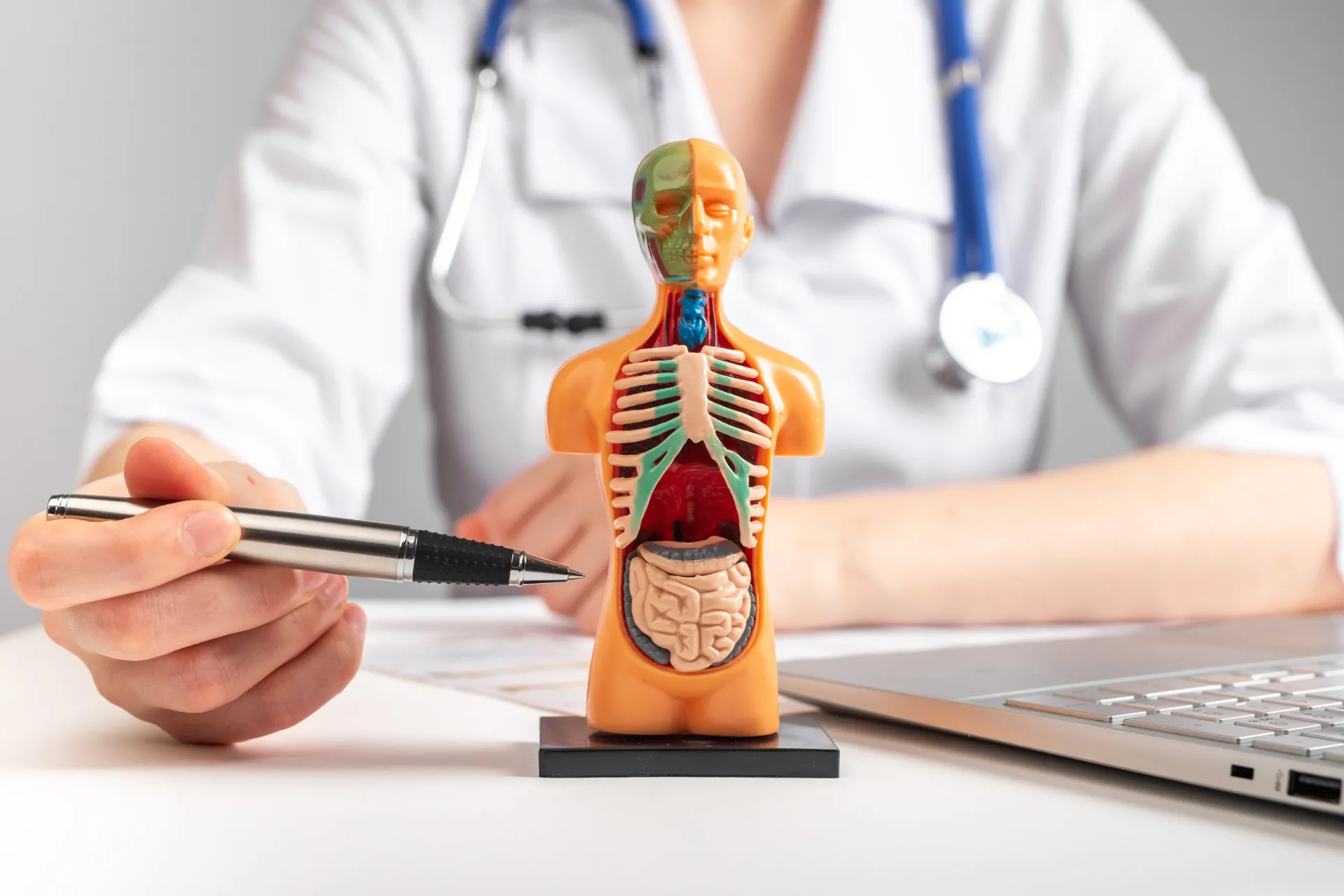 Médico com expressão confusa olhando para exames, representando a dificuldade de compreensão.